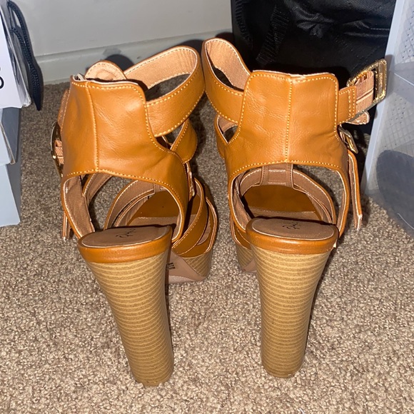 Tan block heel sandals - Picture 2 of 4